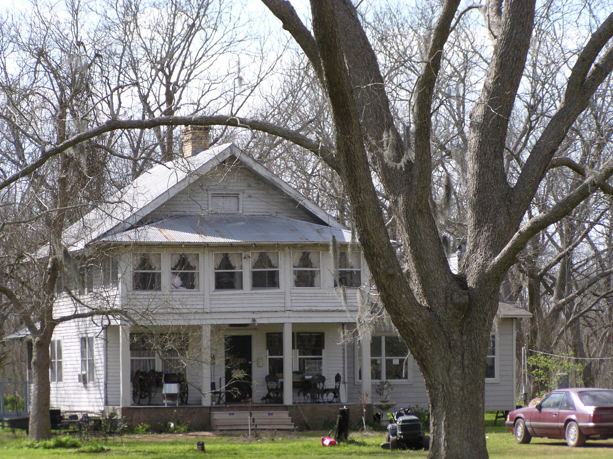 The Miller House was built around 1900 near the Juliff cotton gin, featuring 6 small bedrooms.
